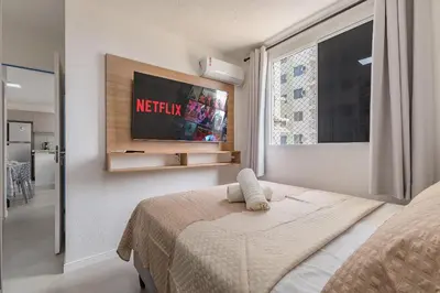 Uma cama ou camas num quarto em Mirante #801 - Apê Dois Quartos por Carpediem