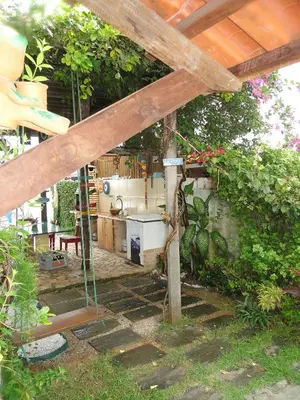 Um jardim no exterior de Lounge Taíba Casa com Vista para o mar a 3 min da Praia Pet-Friendly