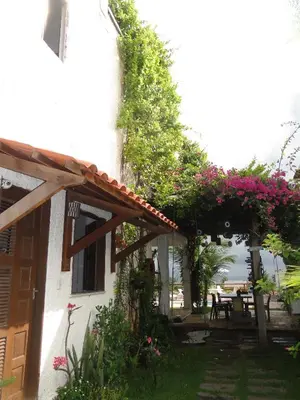 Um jardim no exterior de Lounge Taíba Casa com Vista para o mar a 3 min da Praia Pet-Friendly