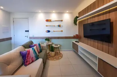 Uma televisão e/ou sistema de entretenimento em VG Sun Cumbuco Aconchegante 2 suítes 6 pessoas