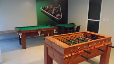 Uma mesa de bilhar em VG Fun Residence Praia do Futuro