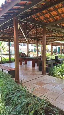 Um jardim no exterior de Apt moderno Porto das Dunas