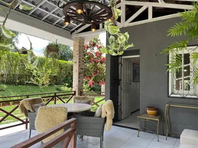 Um jardim no exterior de Casa em Guaramiranga com Jacuzzi privativa