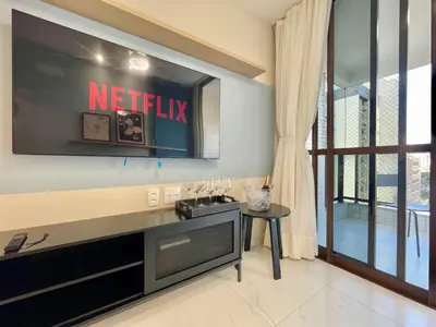 Uma televisão e/ou sistema de entretenimento em 802 · JSmart novo, 2 suítes, Wi-Fi 600 mb, by CasaCris
