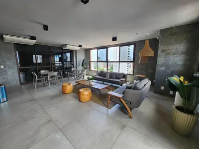 Uma área de estar em 802 · JSmart novo, 2 suítes, Wi-Fi 600 mb, by CasaCris
