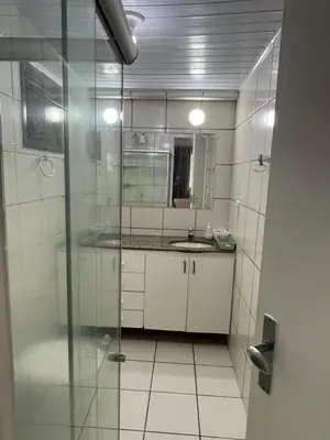 Uma casa de banho em Flat Dragão do Mar
