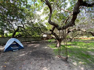 Um jardim no exterior de Camping MotorHome Caiçara