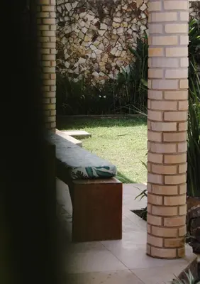 Um jardim no exterior de Villa Veríssimo Paracuru