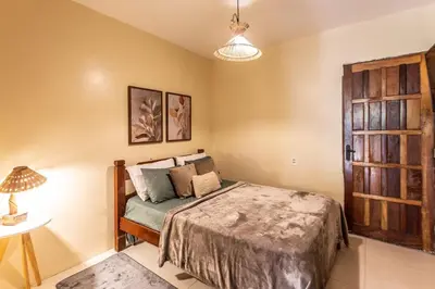 Uma cama ou camas num quarto em Casa Curta Cumbuco- Casinha Charmosa 2 min da praia