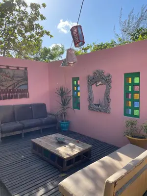 Uma área de estar em Na Casa Dela Clan