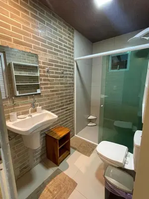 Uma casa de banho em Praiana house