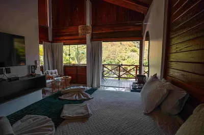 Uma área de estar em Azzuro Hotel