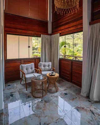 Uma área de estar em Azzuro Hotel