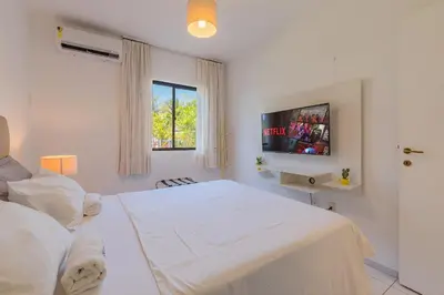 Uma televisão e/ou sistema de entretenimento em Vila do Mar #112 - Térreo com varanda By Carpediem
