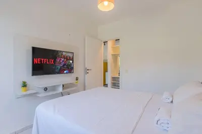 Uma televisão e/ou sistema de entretenimento em Vila do Mar #112 - Térreo com varanda By Carpediem