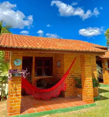 Um jardim no exterior de Pousada Beija-Flor