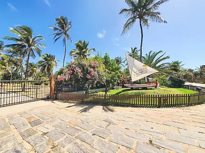 Um jardim no exterior de Bangalô Premium Praia Flecheiras - Trairi CE
