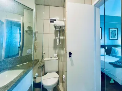 Uma casa de banho em Golden Flats Beira Mar by Holiday Stays