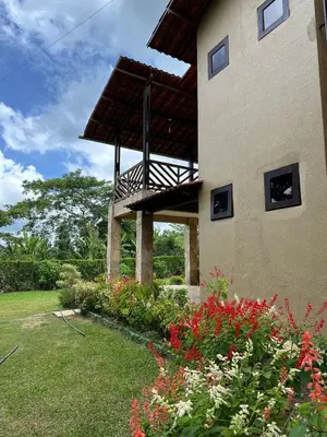 Um jardim no exterior de Guaramiranga Casa 10 suítes, Campo de Futebol e Vôlei