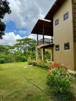 Um jardim no exterior de Guaramiranga Casa 10 suítes, Campo de Futebol e Vôlei