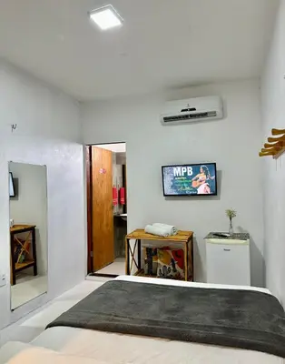 Uma televisão e/ou sistema de entretenimento em Pousada Zoom Jericoacoara