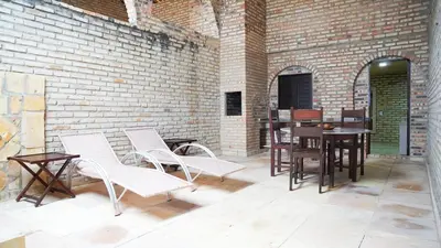 Uma televisão e/ou sistema de entretenimento em GoldMen Coliseum Beach Hotel
