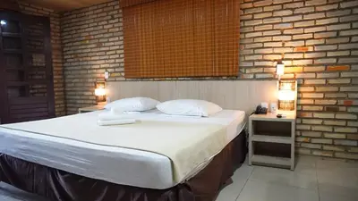 Uma cama ou camas num quarto em GoldMen Coliseum Beach Hotel