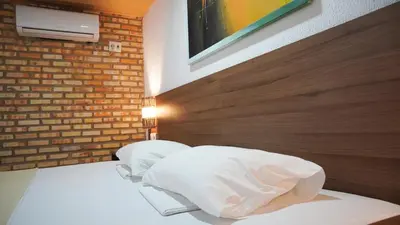 Uma cama ou camas num quarto em GoldMen Coliseum Beach Hotel