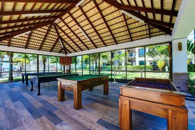 Uma mesa de bilhar em Wai Wai #A406 - Resort Pé na Areia By Carpediem