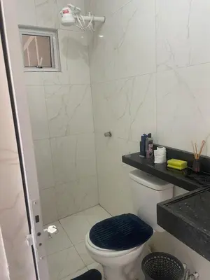 Uma casa de banho em sitio para eventos