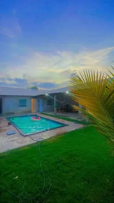 A piscina em ou perto de sitio para eventos