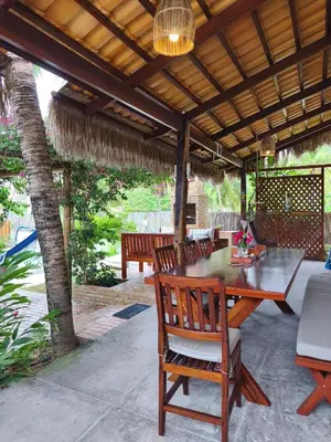 Um jardim no exterior de Casa Papagaio-Icaraizinho de Amontada