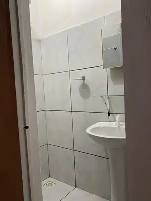 Uma casa de banho em Kit net Baturité