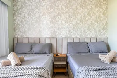 Uma cama ou camas num quarto em Raridade do Beach Park Living Pé na areia e vista mar