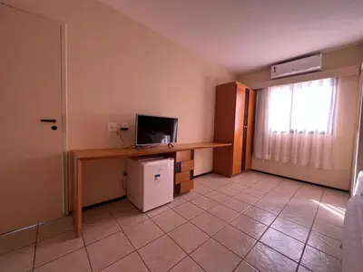 Uma televisão e/ou sistema de entretenimento em Aquaville Resort Piscinas Praia 2