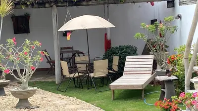 Um jardim no exterior de Pousada pontal das estrelas