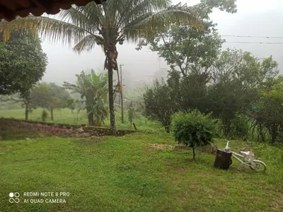 Um jardim no exterior de Chácara da Lilian