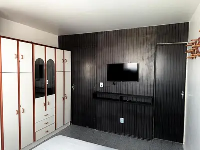 Uma televisão e/ou sistema de entretenimento em Vista mar, piscina, na praia do futuro, com Ar condicionado e Wi-Fi