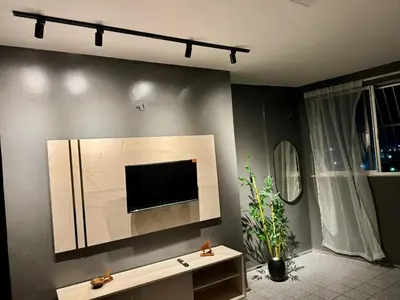 Uma televisão e/ou sistema de entretenimento em Vista mar, piscina, na praia do futuro, com Ar condicionado e Wi-Fi