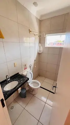 Uma casa de banho em Duplex com Piscina a 7 KM do Beach Park