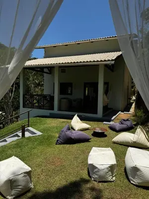 Um jardim no exterior de Casa Aconchego da Serra - Pacoti