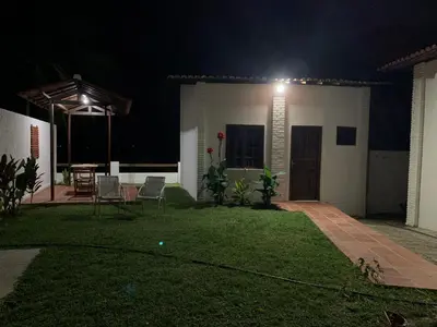 Um jardim no exterior de Chalés de Morro Branco