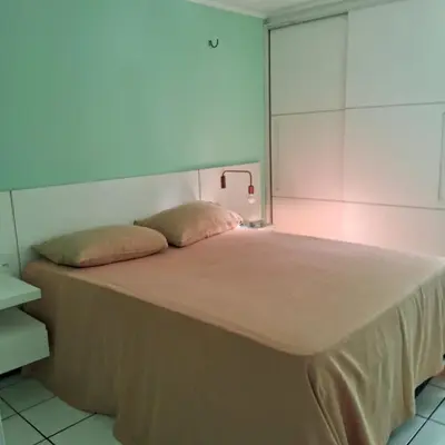 Uma cama ou camas num quarto em Com piscina e bem localizado