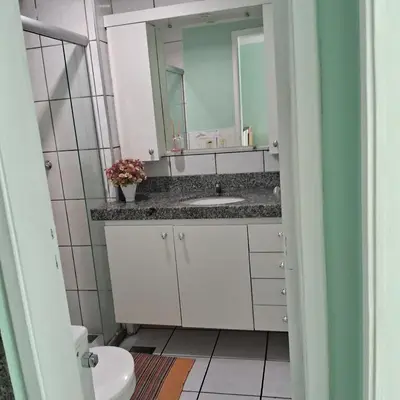 Uma casa de banho em Com piscina e bem localizado