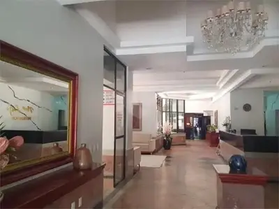 Uma área de estar em Com piscina e bem localizado