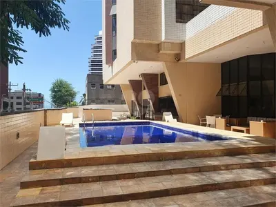 A piscina em ou perto de Com piscina e bem localizado