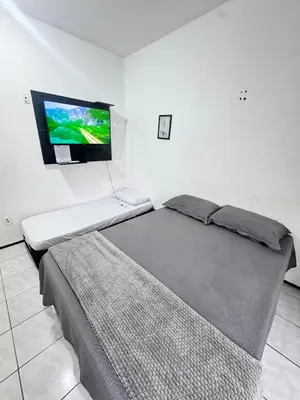 Uma cama ou camas num quarto em Ap em bairro nobre com garagem e ar