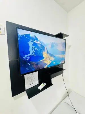 Uma televisão e/ou sistema de entretenimento em Ap em bairro nobre com garagem e ar