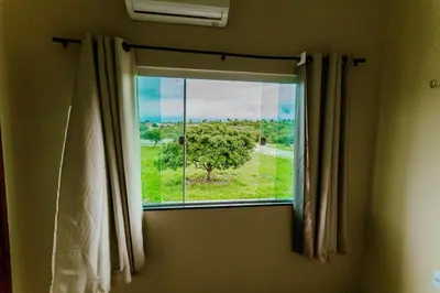 Um jardim no exterior de Casa em barra nova