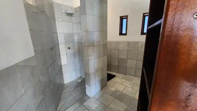 Uma casa de banho em Chácara Atlântica